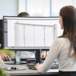 Woman sitting in front of a computer screen and using the Blum product configurator